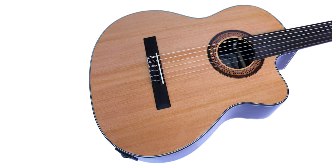 Båndløs klassisk guitar CP-3 — detalje af dæk, stol og lydhul