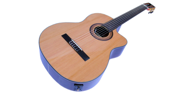 Båndløs klassisk guitar CP-3 — krop og udgangsstik set skråt