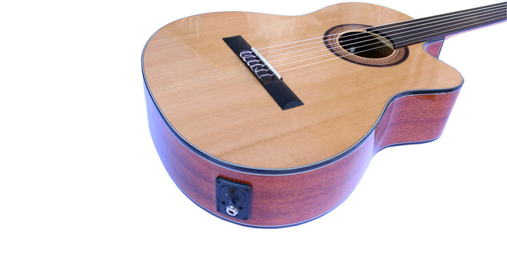 Båndløs klassisk guitar CP-4 — krop og udgangsstik set skråt