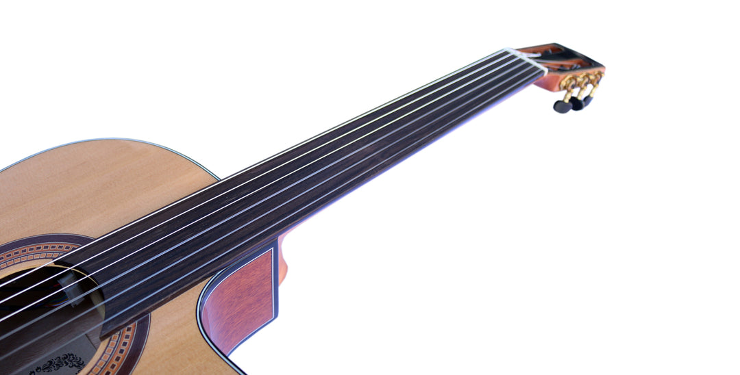 Båndløs klassisk guitar CP-4 — detalje af det båndløse gribebræt