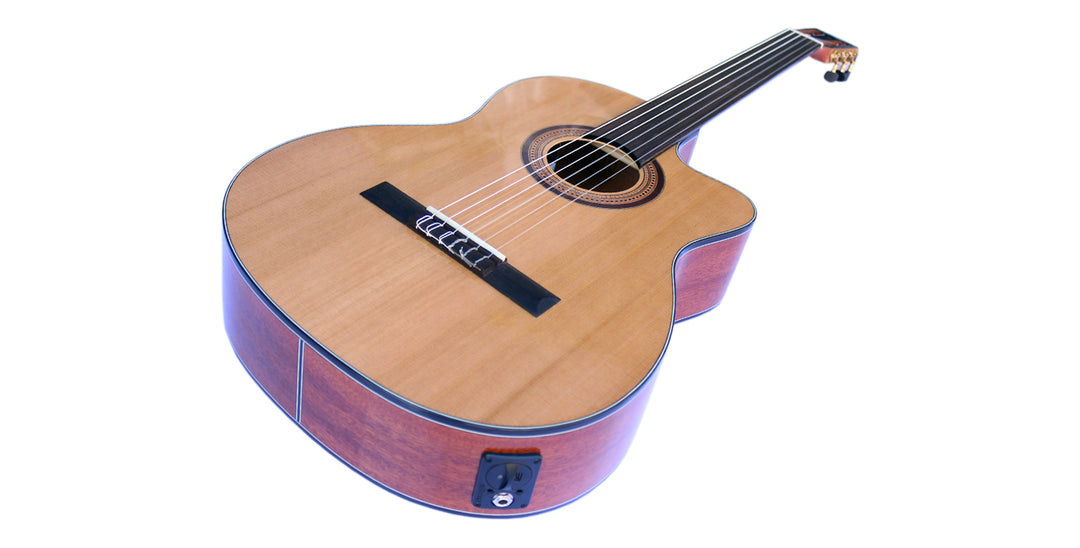 Båndløs klassisk guitar CP-4 — krop og udgangsstik set skråt